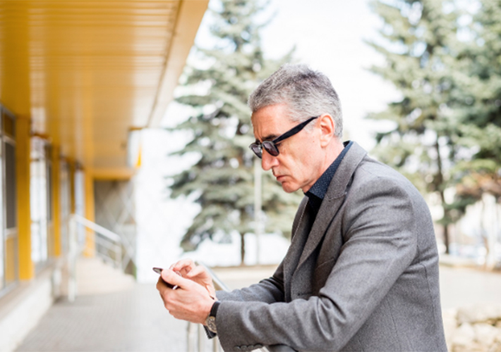 Foto El síndrome del teléfono apagado: qué es y cómo afecta a la salud mental de los trabajadores senior.